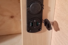 When the bar is powered, battery voltage is readable between the two USB ports.