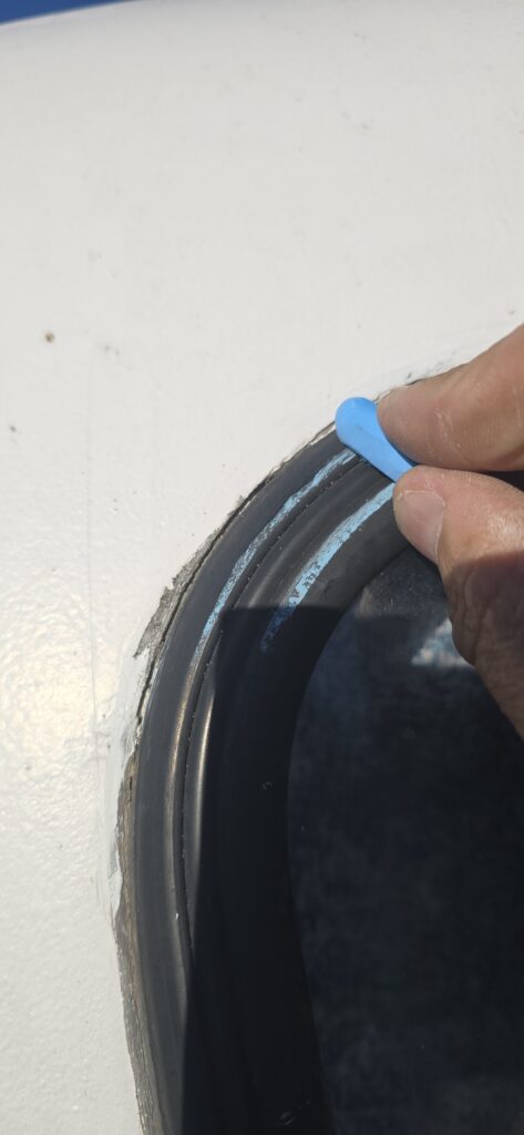Marking the frame of the window with chalk